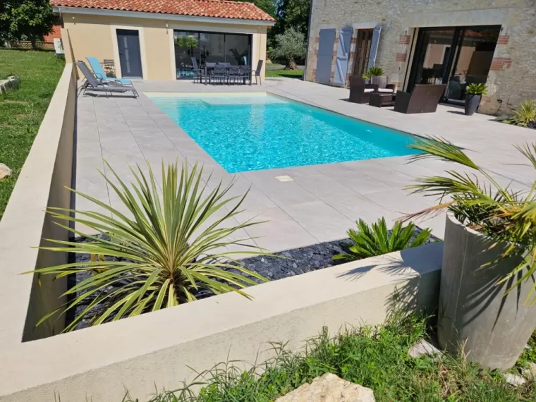 Construction d'une piscine de 60m² sur mesure pour une villa, L'Isle-Jourdain, SUD O PLUS PISCINES